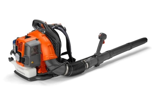 Dmuchawa plecakowa Husqvarna 345 BT, pomarańczowo-szara, z cylindrycznym wylotem, ergonomicznym uchwytem, zaworem paliwa, siatkowaną obudową i długim elastycznym wężem, stojąca samodzielnie.