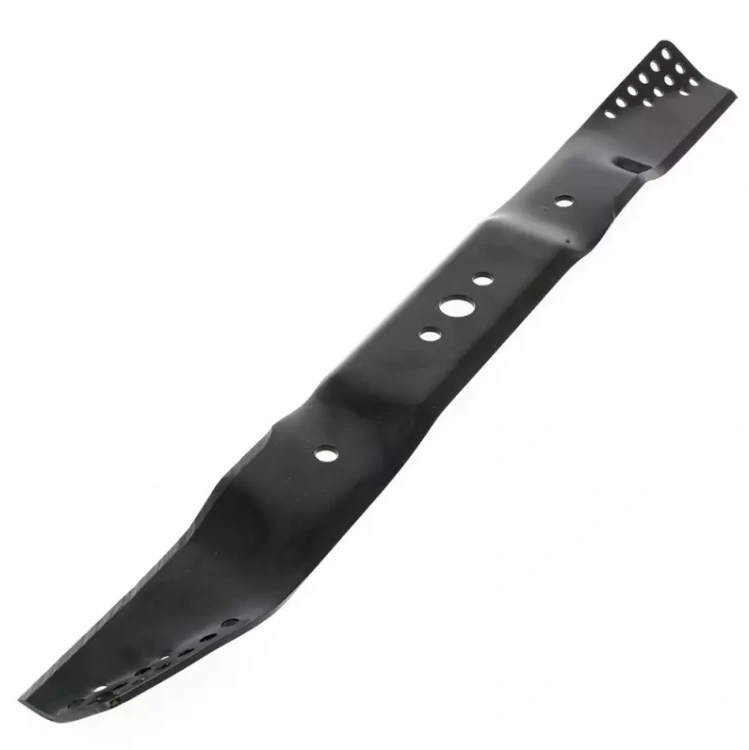 Nóż kosiarki R152SV, czarny, wykonany z metalu, długi na 53 cm, z centralnym otworem oraz perforacjami na końcówkach. Ujęcie z boku ukazuje profil noża oraz szczegóły kształtu, istotne dla jego funkcji w kosiarkach.
