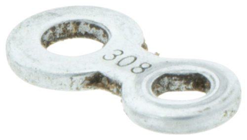 Śruba dźwigni gaźnika kosy 135R/pilarki 140 Husqvarna, metaliczna, srebrna, o kształcie ósemki. Widoczne dwa otwory montażowe i numer 308. Zbliżenie na detal, leżąca na ciemnym tle, bez dodatkowych akcesoriów.