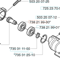 Łożysko kulkowe 609 do wykaszarki 323RJ Husqvarna, metalowe, okrągłe z otworem, widoczne z boku w układzie złożonym obok części montażowych i numerów katalogowych.