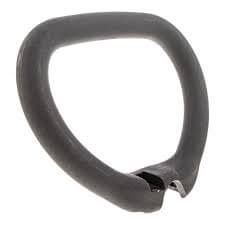 Uchwyt pętlowy do wykaszarki 323RJ Husqvarna, w kolorze czarnym, z zaokrąglonym kształtem, wykonany z wytrzymałego materiału. Widoczny detal mocowania na końcu uchwytu. Produkt leżący na białym tle.