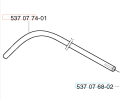 Rura wykaszarki Husqvarna 323RJ, metalowa, zakrzywiona, z wydrążonym końcem. Widoczny numer katalogowy 537 07 74-01 oraz 537 07 68-02. Położona poziomo na prostym tle, zbliżenie na detale mocowania i kształtu.