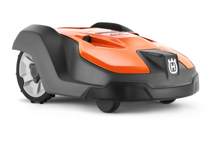 Pomarańczowy robot koszący Husqvarna Automower® 550 z szarymi elementami, gładkim, zaokrąglonym korpusem i solidnymi kołami, z logo Husqvarna z przodu. Idealny do automatycznego koszenia trawnika.