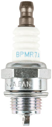 Świeca zapłonowa NGK BPMR7A z metalowym korpusem i białą ceramiczną izolacją. Widoczny gwint oraz napis JAPAN na dolnej części. Produkt przedstawiony w zbliżeniu, stojący na jednolitym tle, ukazującym detale konstrukcyjne.