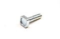 Śruba M6 x 25 8.8, metalowa, w kolorze srebrnym. Widziana z boku, z kwadratową główką i gwintem. Przeznaczona do wykaszarki Husqvarna 323RJ, z czytelnym znakiem na główce. Stalowa konstrukcja zapewnia trwałość i stabilność.