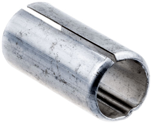Rura odległościowa wykaszarki 323RJ Husqvarna, metalowa, cylindryczna, z wyraźnym rowkiem i dwoma szczelinami, widok z boku, na ciemnym tle. Przeznaczona do montażu w urządzeniach ogrodowych, poprawiająca precyzję cięcia trawy.