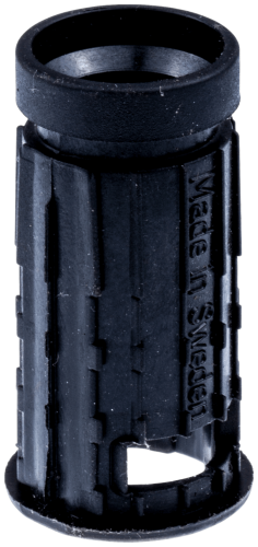 Kosz łożyska wykaszarki Husqvarna 323RJ, czarny, cylindryczny kształt z teksturowaną powierzchnią. Ujęcie frontalne, produkt stojący, z widocznym napisem Made in Sweden na boku. Tło jednolite, co podkreśla szczegóły.