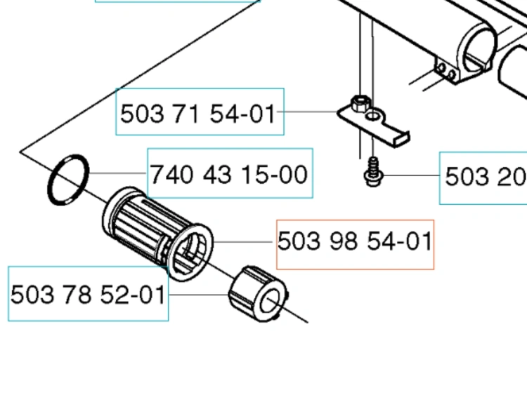 Kosz łożyska wykaszarki 323RJ Husqvarna, izometryczny widok, przezroczysta obudowa z wypustkami, metalowe mocowanie, owalny kształt. Zestaw z uszczelką, nakrętką i sprężyną. Białe tło.