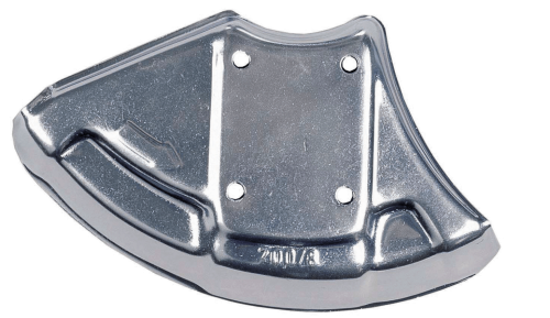 Osłona piły wykaszarki 323RJ Husqvarna, metaliczna, w kształcie półokrągłym z wycięciami. Widoczne cztery otwory montażowe oraz oznaczenia na powierzchni. Zbliżenie na gładką fakturę. Produkt położony na czarnym tle.