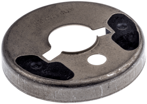 Podkładka do wykaszarki 323RJ Husqvarna w kolorze metalicznym, okrągła z wycięciami i otworami. Widoczna wgłębienie centralne oraz miejsca na mocowania. Produkt leży na ciemnym tle, kąt ujęcia z boku.