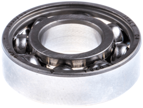 Łożysko kulkowe 6001-C3, metalowe z wyraźnymi kulkami, widoczne z boku. Zewnętrzny pierścień ma gładką, srebrzystą powierzchnię, wewnętrzny pierścień ma wyraźne oznaczenia. Zbliżenie na detale mechanizmu, ulokowane na białym tle.