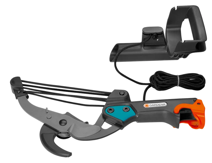 Nożyce dwuostrzowe Gardena w szaro-pomarańczowym kolorze z ergonomiczną rączką, otwarte na tle. Widoczny mechanizm cięcia i uchwyt z niebieskimi akcentami. W zestawie mocowanie do przechowywania.