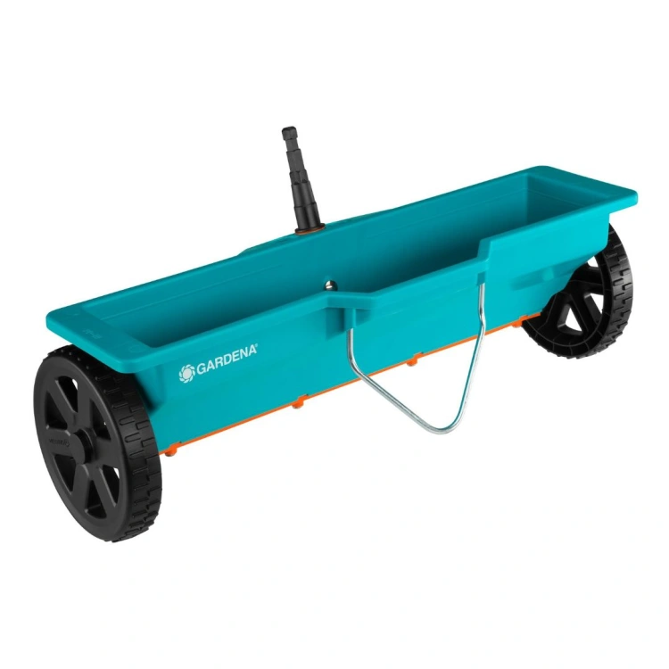 Siewnik do nawozów Gardena o pojemności 3 l w kolorze błękitnym, wykonany z plastiku. Produkt ma solidne czarne koła i metalowy uchwyt. Ujęcie z boku ukazuje główną komorę pojemnika, idealny do zastosowań ogrodowych.
