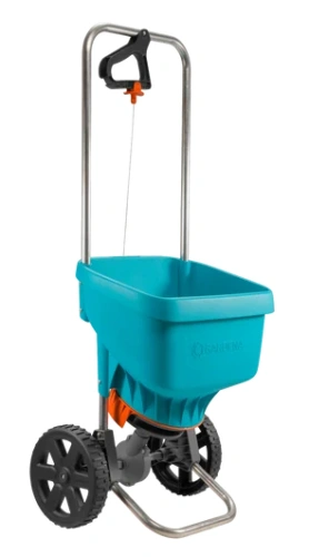 Siewnik uniwersalny XL Gardena, błękitny z pomarańczową osłoną, ergonomiczny uchwyt, metalowy stelaż, dwa duże czarne koła, pojemny zbiornik i sekcje do precyzyjnego siewu.