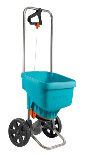 Siewnik uniwersalny XL Gardena, błękitny z pomarańczową osłoną, ergonomiczny uchwyt, metalowy stelaż, dwa duże czarne koła, pojemny zbiornik i sekcje do precyzyjnego siewu.
