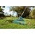 Regulowane grabie wachlarzowe Gardena 35-52 cm z ergonomicznym metalowym trzonkiem, niebiesko-szare, idealne do sprzątania ogrodu, na trawie z liśćmi, widok z boku.