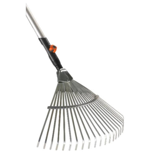 Grabie wachlarzowe Gardena o szerokości 50 cm z metalowymi zębami, osadzone na solidnym trzonku. Ujęcie z boku, ukazujące całą konstrukcję. Uchwyt z pomarańczowym przyciskiem do mocowania narzędzia. Tło jednolite, białe.