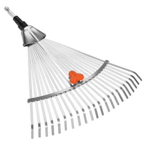 Regulowane grabie wachlarzowe Gardena w kolorze srebrnym, z pomarańczowym przyciskiem. Ujęcie z boku ukazuje 16 stalowych zębów o długości 30-50 cm. Produkt leży na jasnym tle, co podkreśla jego praktyczny charakter do pielęgnacji ogrodu.