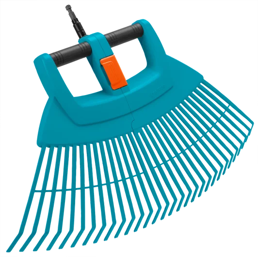 Grabie XXL Gardena 77 cm, błękitne, z ergonomicznym uchwytem i pomarańczowym przyciskiem. Wykonane z tworzywa, z wieloma zębami do zbierania liści i odpadów ogrodowych.