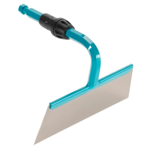 Motyczka Gardena o długości 16 cm, z metalowym ostrzem oraz turkusowym uchwytem. Ujęcie z boku, ukazujące ergonomiczny kształt rączki i fakturę ostrza. Produkt idealny do prac ogrodowych. Tło białe, neutralne.