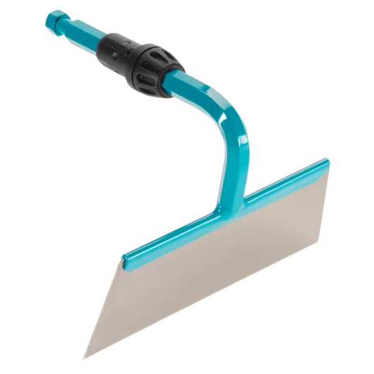 Motyczka Gardena o długości 16 cm, z metalowym ostrzem oraz turkusowym uchwytem. Ujęcie z boku, ukazujące ergonomiczny kształt rączki i fakturę ostrza. Produkt idealny do prac ogrodowych. Tło białe, neutralne.