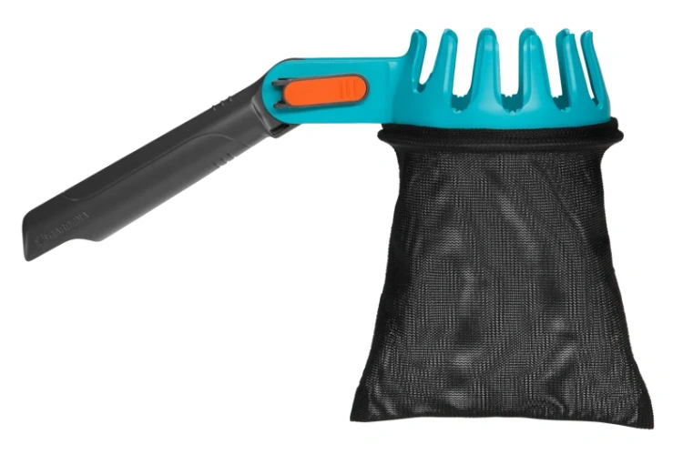Zrywaczka do owoców Gardena w kolorze błękitnym z czarną torbą siatkową, stojąca w pozycji pionowej. Produkt z ergonomiczną rączką z funkcją blokady. Ujęcie frontalne, ukazujące zęby do zbierania owoców i pojemnik na zebrany zbiór.