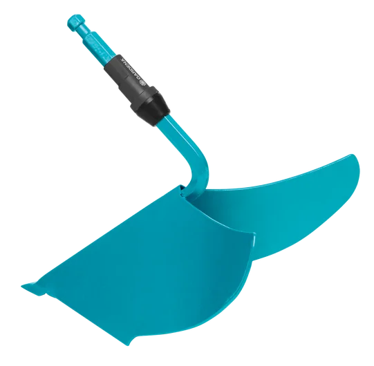 Obsypnik Gardena Combisystem 16 cm z ergonomiczny błękitnym uchwytem, dużym ostrzem i wygodnym chwytakiem. Leży na jednolitym tle, idealny do precyzyjnego rozprowadzania materiałów w ogrodzie.