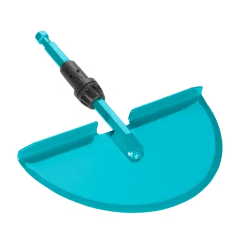 Szpadel półokrągły Gardena w kolorze intensywnego błękitu, z ergonomicznie uformowanym uchwytem. Ujęcie z boku, stojący na podłożu. Widać gładkie wykończenie materiału oraz elementy mocujące, dedykowany do pracy w ogrodzie.