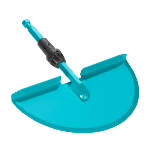 Szpadel półokrągły Gardena w kolorze intensywnego błękitu, z ergonomicznie uformowanym uchwytem. Ujęcie z boku, stojący na podłożu. Widać gładkie wykończenie materiału oraz elementy mocujące, dedykowany do pracy w ogrodzie.