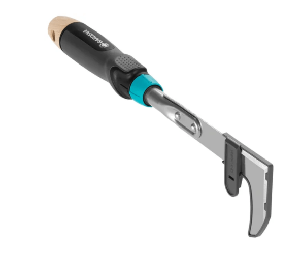 EcoLine skrobak do fug Gardena z metalową, prostokątną końcówką i ergonomicznie uformowanym, czarno-niebieskim uchwytem z drewna, widoczny w ujęciu z boku. Produkt przeznaczony do czyszczenia fug w trudno dostępnych miejscach.