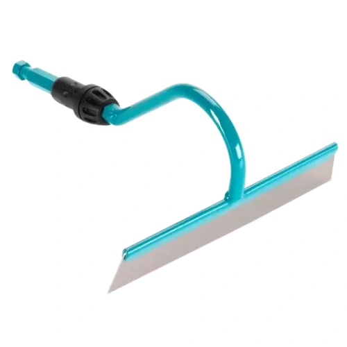 Motyczka Gardena Combisystem o długości 18 cm, wykonana z metalu, z ergonomicznym uchwytem w turkusowym kolorze. Posiada szeroką, prostokątną ostrze, widoczne mocowanie do uchwytów systemu. Produkt leży na ciemnym tle.