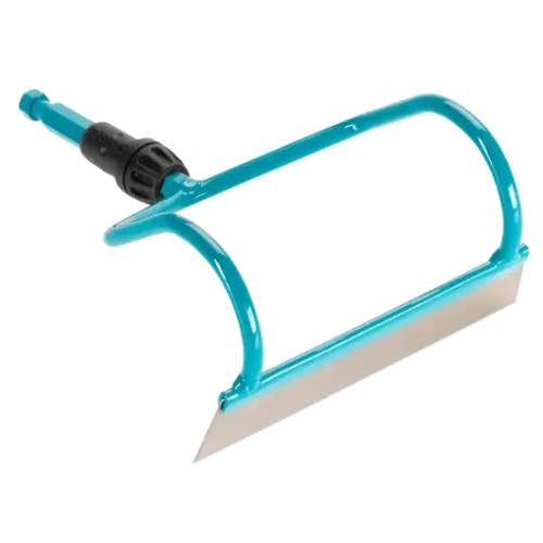 Motyczka ogrodowa Gardena Combisystem, 16 cm, z ergonomicznym uchwytem. Metalowa głowica w kolorze srebrnym, z przezroczystymi, błękitnymi elementami obudowy. Produkt leży na jednolitym tle, pokazując kąt i konstrukcję mocowania.