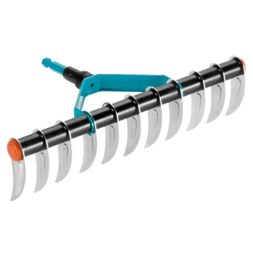 Wertykulator do trawy Gardena Combisystem o szerokości 35 cm, z czarnym metalowym uchwytem, niebieskimi akcentami oraz pomarańczowymi elementami końcowymi. Ujęcie frontalne, produkt leży poziomo, ukazując 11 metalowych zębów. Tło jest jednolite.