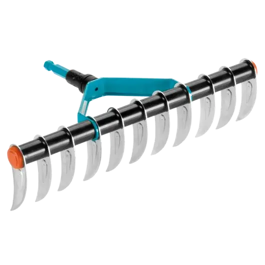 Wertykulator do trawy Gardena Combisystem o szerokości 35 cm, z czarnym metalowym uchwytem, niebieskimi akcentami oraz pomarańczowymi elementami końcowymi. Ujęcie frontalne, produkt leży poziomo, ukazując 11 metalowych zębów. Tło jest jednolite.