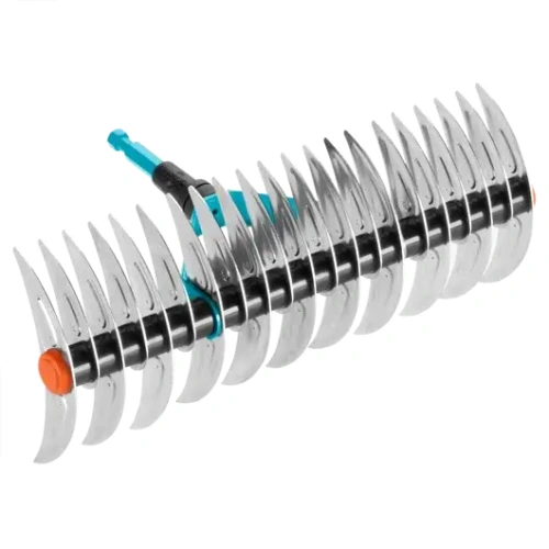 Wertykulator do trawy dwustronny Gradena o szerokości 35 cm z ostrzami w metalicznym wykończeniu i czarnym uchwytem. Ujęcie frontalne, produkt leży poziomo. Element z pomarańczowym przyciskiem do regulacji oraz niebieskim uchwytem.