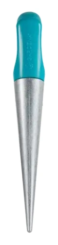 Pikownik Gardena z metalowym, srebrnym końcem i ergonomicznie uformowaną, niebieską rączką. Produkt stojący, ukazany frontalnie, z wyraźnie widocznym logo. Idealny do precyzyjnego sadzenia roślin. Tło proste, białe.
