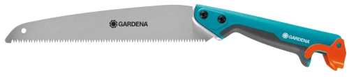 Piła ogrodowa Gardena 300PP z ostrzem ze stali nierdzewnej i ergonomiczną rączką w niebiesko-szarym kolorze. Widok z boku, produkt rozłożony. Wyraźne oznaczenie logo Gardena na ostrzu.