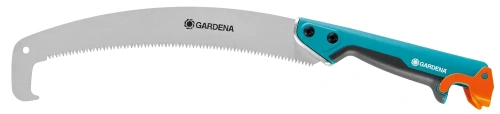 Piła ogrodowa Gardena 300 PP, profilowana, z zakrzywionym ostrzem. Rączka z niebieskiego tworzywa sztucznego z pomarańczowym elementem. Widoczne logo Gardena na ostrzu. Produkt leżący na jednolitym tle, ukazujący kąt z boku.