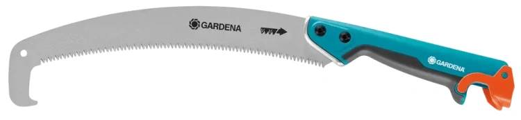 Piła ogrodowa Gardena Combisystem 300 P z profilowanym, zakrzywionym ostrzem ze stali nierdzewnej oraz ergonomiczną, niebieską rączką z pomarańczowym przyciskiem. Ujęcie z boku, pokazujące całość narzędzia w na tle białego tła.