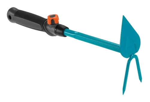 Motyczka sercowa (2 zęby) Gardena w kolorze niebieskim z czarnym, ergonomicznym uchwytem. Widok z boku, pod kątem. Produkt o dwóch zębach, wykonany z metalu. Idealny do precyzyjnego pielęgnowania roślin w ogrodzie.