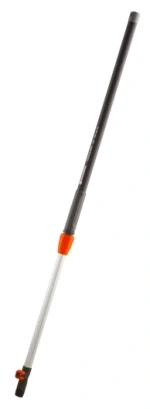 Telescopowy trzonek Gardena o długości 90-145 cm, wykonany z aluminium w kolorze szarym, z pomarańczową rączką. Produkt widoczny w pozycji stojącej. Na końcu trzonka znajduje się mechanizm mocujący. Tło neutralne, jednolite.
