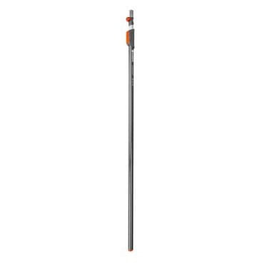 Teleskopowy trzonek Gardena 210-390 cm, stalowy, szary z pomarańczowymi detalami, regulacja długości na górze, bez napisów, idealny do narzędzi ogrodowych, widoczny z boku, stoi.