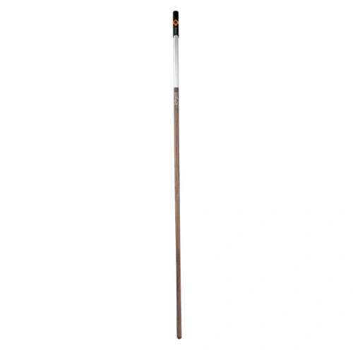 Trzonek drewniany Gardena o długości 130 cm, wykonany z drewna FSC 100%. Ujęcie boczne, trzonek prosty, jasnobrązowy z metalowym końcem. U góry widoczny element mocujący w kolorze pomarańczowym. Tło ciemne, co podkreśla produkt.