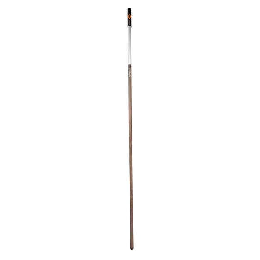 Trzonek drewniany FSC 100% o długości 180 cm, zakończony metalowym uchwytem. Ujęcie boczne, produkt stojący na jednolitym tle. Widoczny logo Gardena przy górnym końcu trzonka, który ma naturalną, drewno-teksturalną powierzchnię.