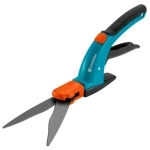 Nożyce do trawy Gardena w kolorze niebieskim z pomarańczowym uchwytem. Produkt ukazany frontalnie, z wyraźnymi, metalowymi ostrzami. Ergonomiczny uchwyt zapewnia komfort użytkowania. Idealny do precyzyjnego przycinania trawy w ogrodzie.