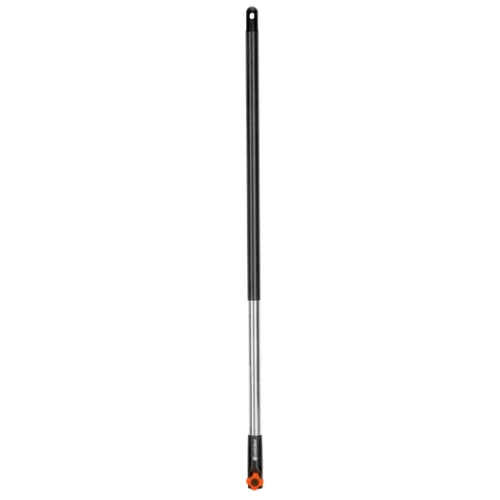 Trzonek przedłużający Gardena o długości 78 cm, wykonany z mocnego materiału. Przedstawiony w pozycji stojącej, o prostym, cylindrycznym kształcie. Czarny kolor z pomarańczowym logo na końcu. Detal techniczny na górze trzonka.