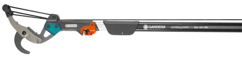 Dwuostrzowe nożyce Gardena do gałęzi z teleskopowym trzonkiem, metalowe, szaro-czarne z pomarańczowym akcentem. Narzędzie rozłożone, widoczne ostrza i mechanizm, bez elementów w tle.