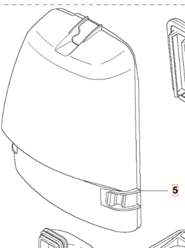 Osłona wykaszarki Husqvarna 355Fx w kolorze czarnym. Złożona, widoczny profil z boku oraz detale mocowania. Niewidoczne logo na wysokim, matowym tworzywie. Kąt ujęcia podkreśla kształt i wyprofilowanie osłony, bez tła.