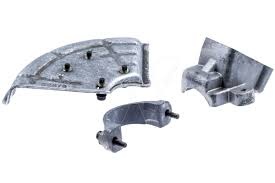 Osłona piły wykaszarki 355RX Husqvarna, wykonana z metalu, w kolorze srebrnym. Prezentuje się z boku, z widocznymi mocowaniami. W zestawie dwa elementy mocujące i osłona główna, wszystkie w stanie nowym. Tło jednolite, co podkreśla szczegóły.