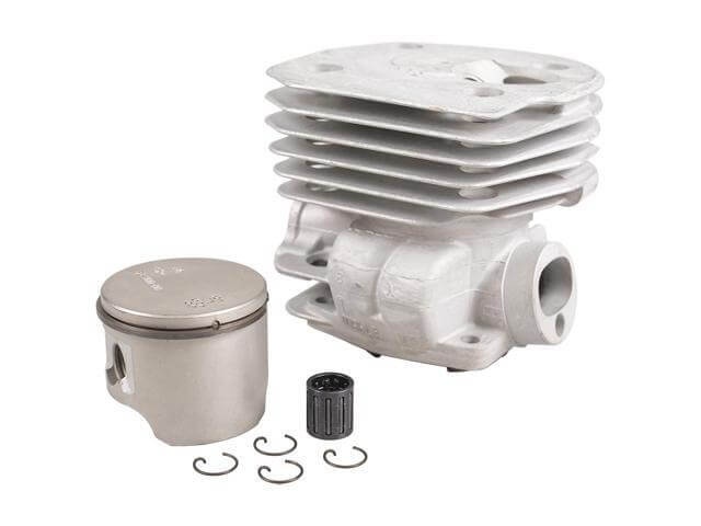 Cylinder pilarki Husqvarna 346XP z metalowym korpusem w odcieniu szaro-srebrnym i sześcioma żeberkami chłodzącymi. W komplecie tłok, pierścienie oraz niewielki element mocujący. Produkt leży płasko na białym tle, ukazując detale konstrukcji.